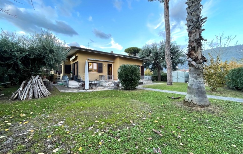 Bifamiliare in affitto a Pietrasanta