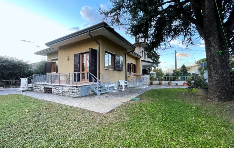 Bifamiliare in affitto a Pietrasanta