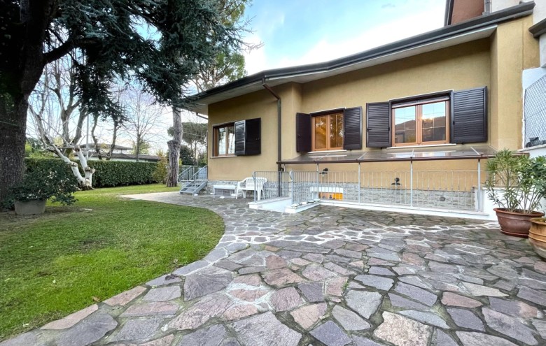 Bifamiliare in affitto a Pietrasanta