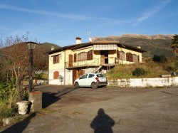 villa-singola-con-bel-terreno-ed-ottima-esposizione-al-sole