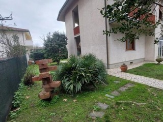 Porzione di casa in vendita a Marina di Massa