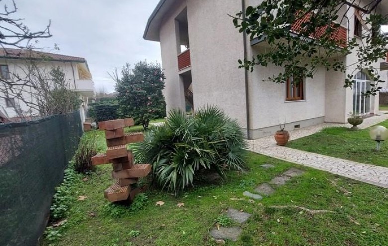 Porzione di casa in vendita a Massa