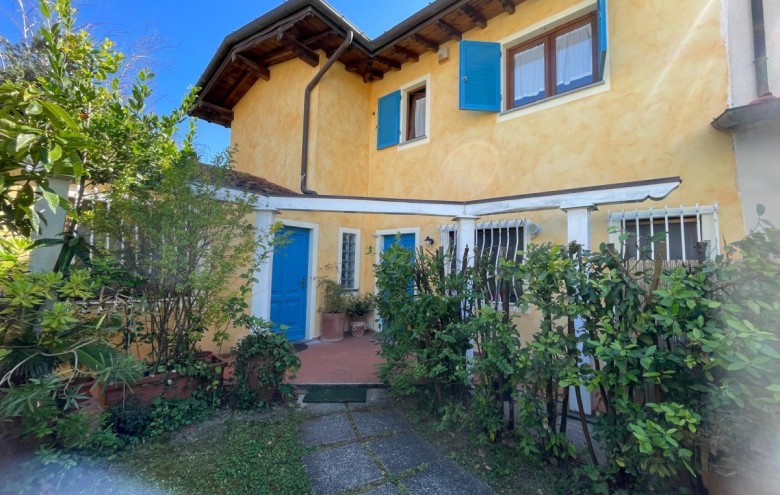 Bifamiliare in affitto a Pietrasanta