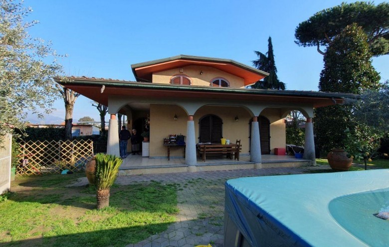 Villa singola in vendita a Massa