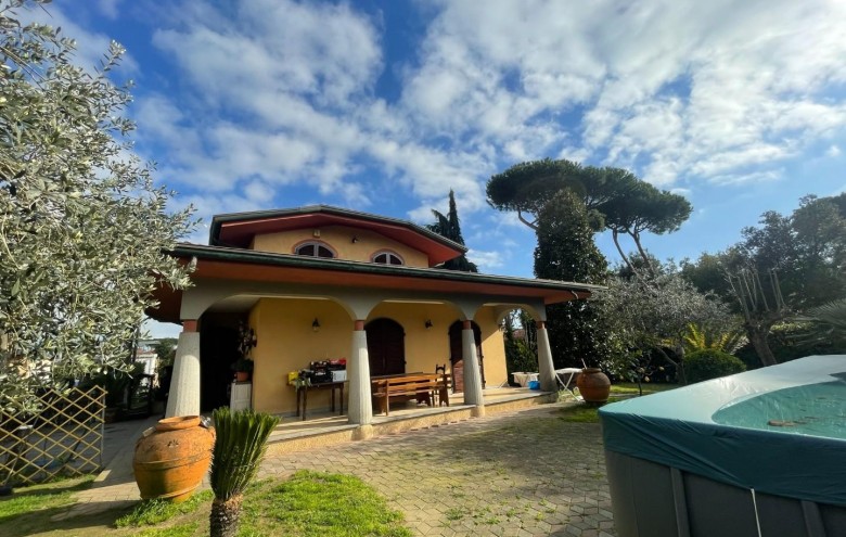 Villa singola in vendita a Massa