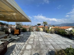 lido-di-camaiore-attico-con-terrazza-abitabile-giardino-e-posto-auto-a-850-m-dal-m