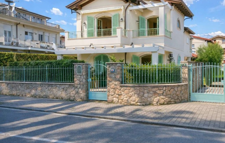 Villetta a schiera in vendita a Montignoso