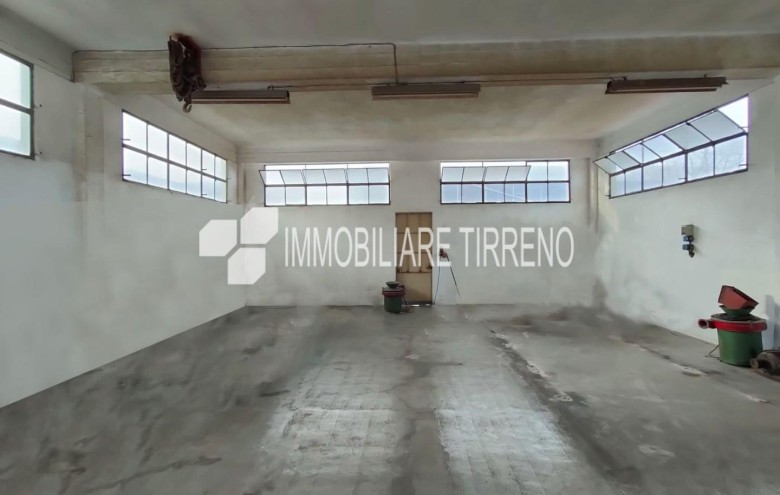 Capannone in vendita a Massa