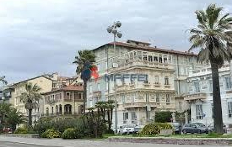 Stabile - Palazzo in vendita a Viareggio