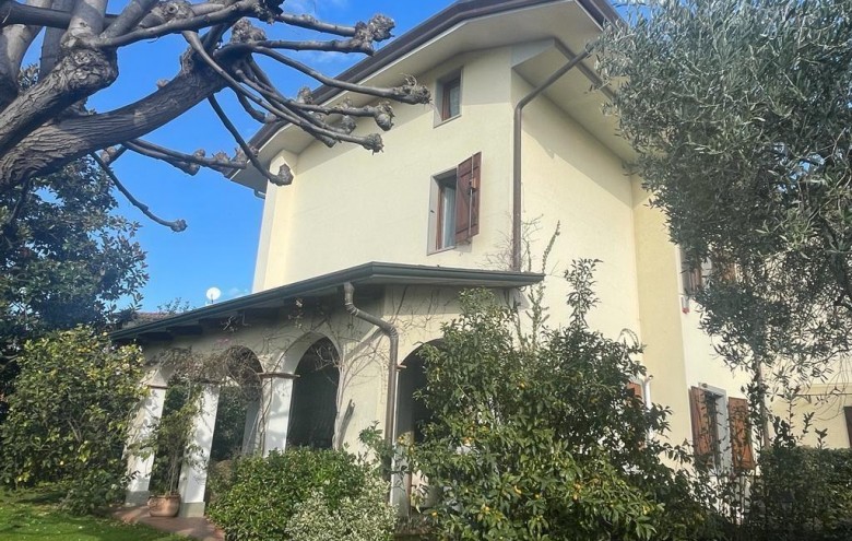 Casa semi indipendente in vendita a Montignoso