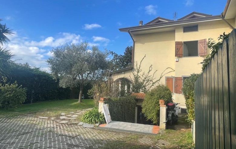 Casa semi indipendente in vendita a Montignoso