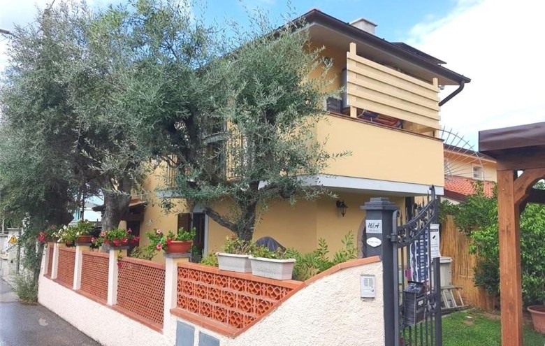 Bifamiliare in vendita a Montignoso