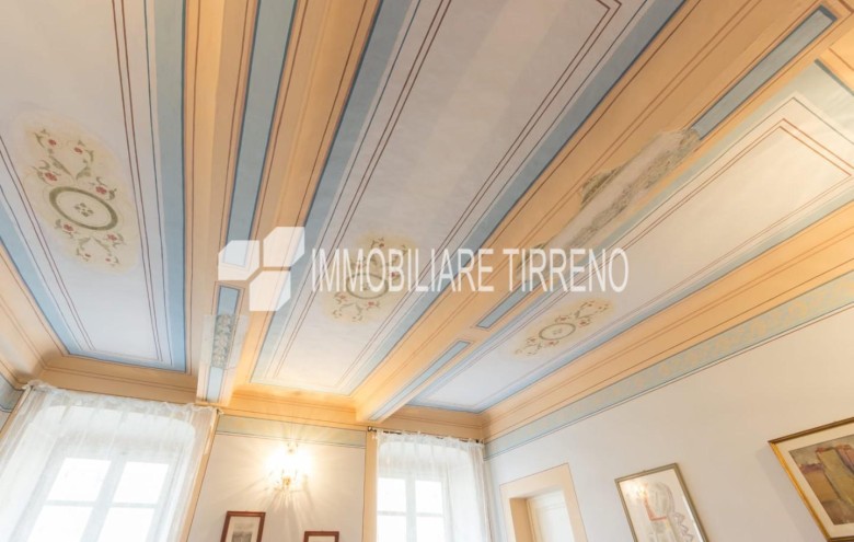 Stabile - Palazzo in vendita a Massa