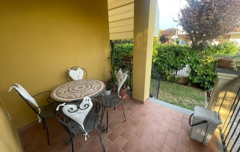 Bifamiliare in vendita a Camaiore