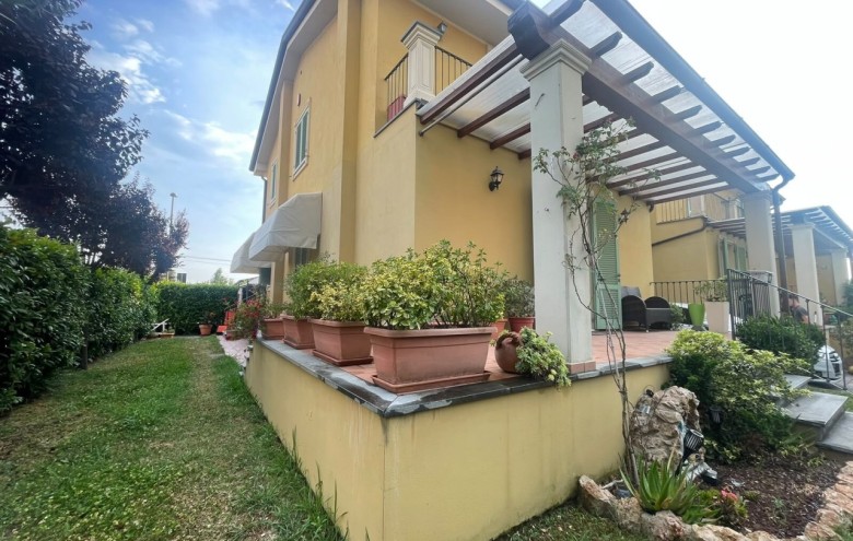 Bifamiliare in vendita a Camaiore