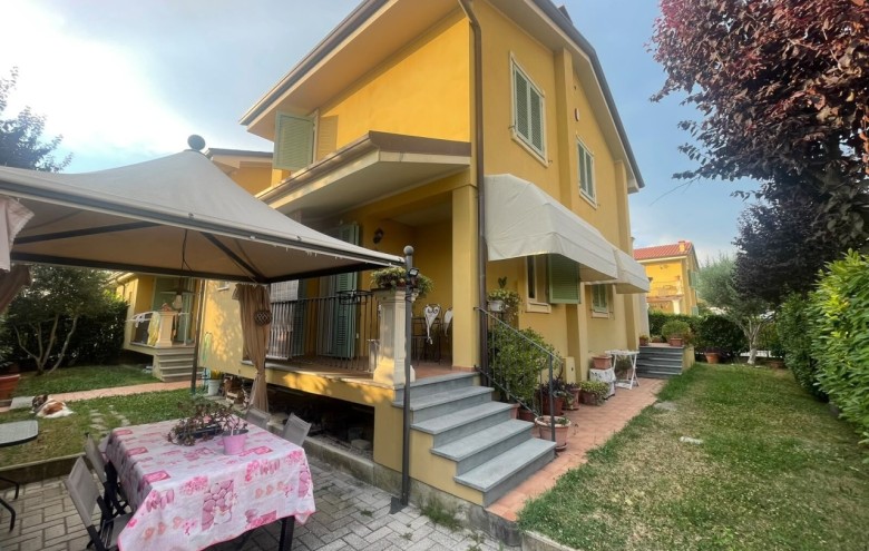 Bifamiliare in vendita a Camaiore