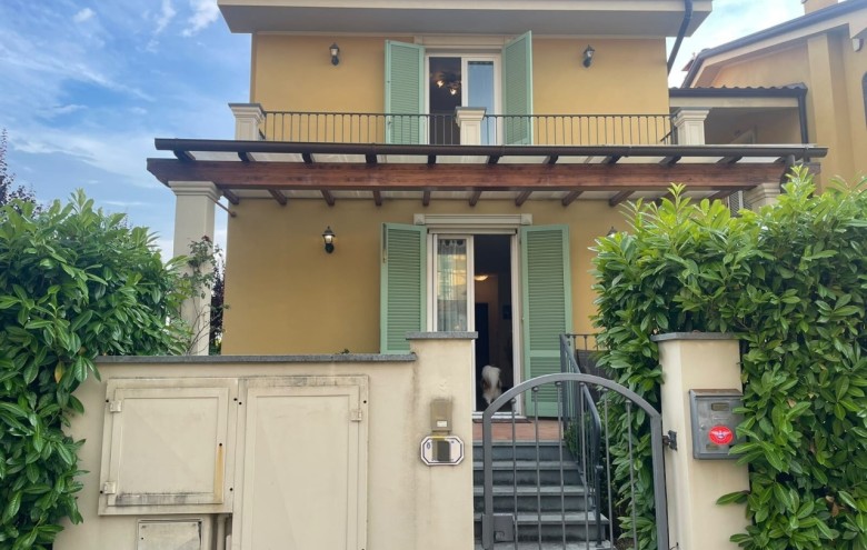 Bifamiliare in vendita a Camaiore