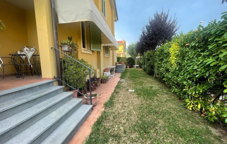 Bifamiliare in vendita a Camaiore
