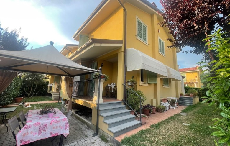 Bifamiliare in vendita a Camaiore