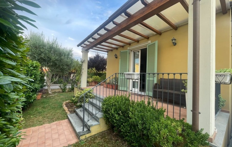 Bifamiliare in vendita a Camaiore