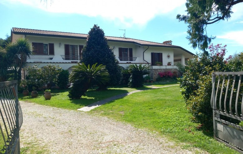 Villa singola in affitto a Montignoso