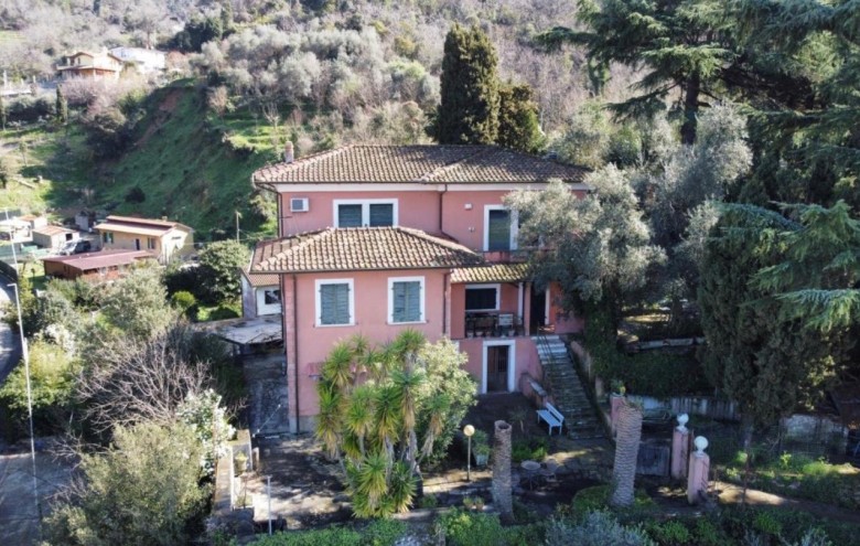 Villa singola in vendita a Massa