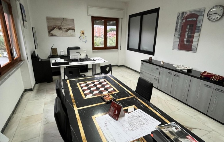 Capannone in vendita a Massa