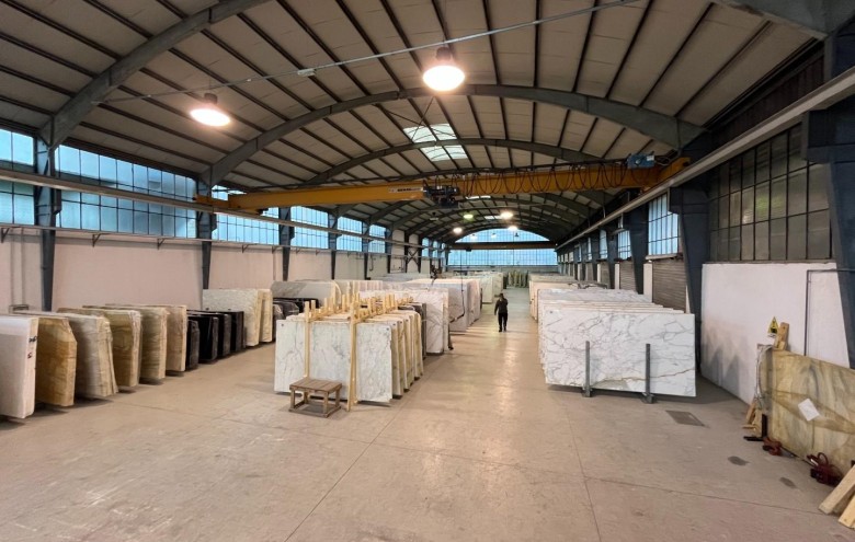 Capannone in vendita a Massa