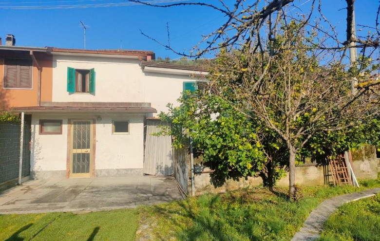 Porzione di casa in vendita a Massa