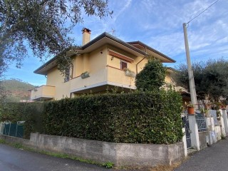 Bifamiliare in vendita a Montignoso