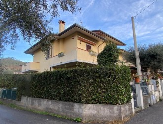 Bifamiliare in vendita a Montignoso
