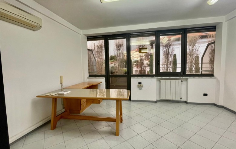 Ufficio in vendita a Massa