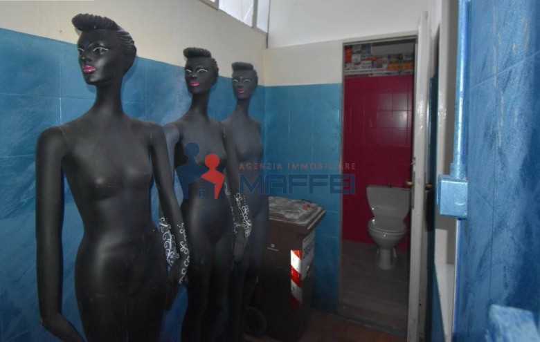 Fondo Commerciale in vendita a Viareggio