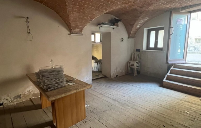 Magazzino in vendita a Carrara