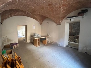 Magazzino in vendita a Avenza