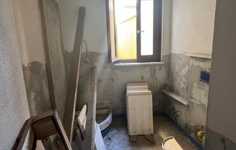 Magazzino in vendita a Carrara