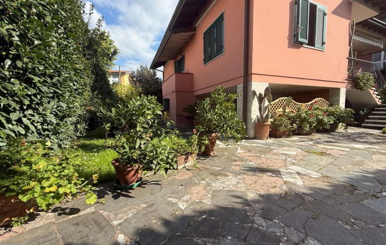 Villa singola in vendita a Carrara