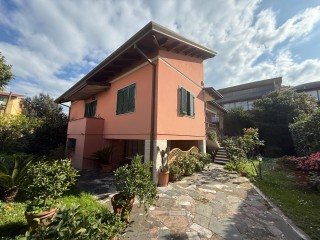 Villa singola in vendita a Marina di Carrara