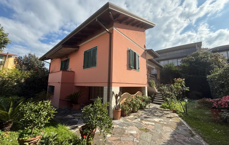 Villa singola in vendita a Carrara