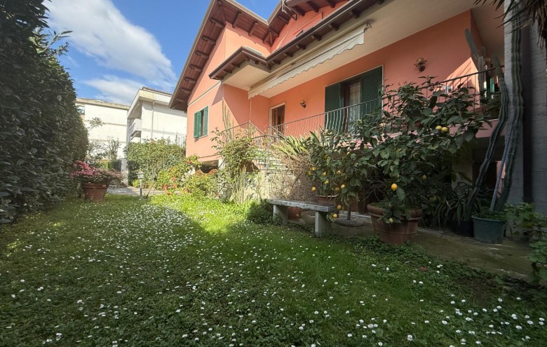 Villa singola in vendita a Carrara