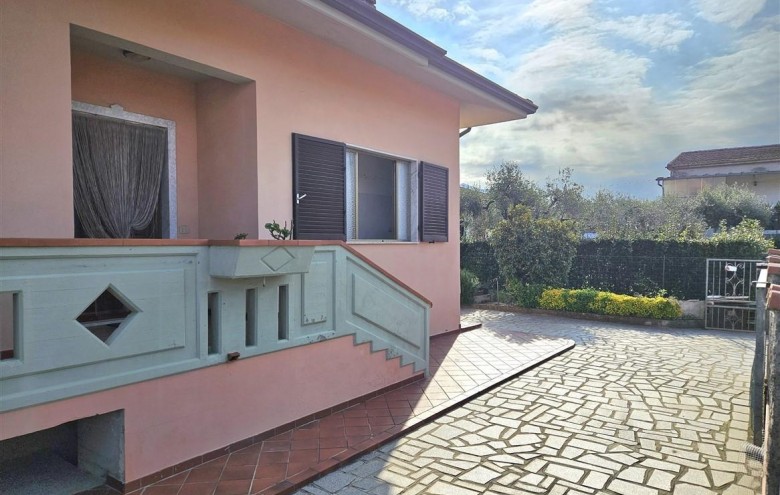 Bifamiliare in vendita a Massa