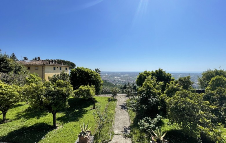 Villa singola in vendita a Camaiore