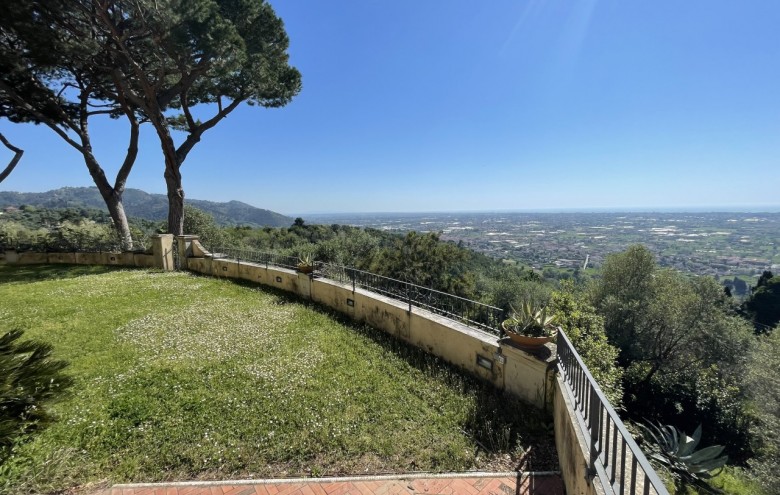 Villa singola in vendita a Camaiore