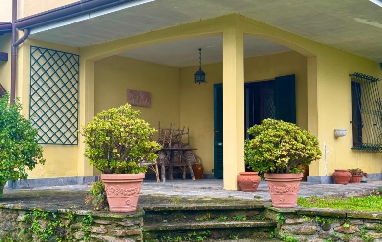 Bifamiliare in vendita a Montignoso