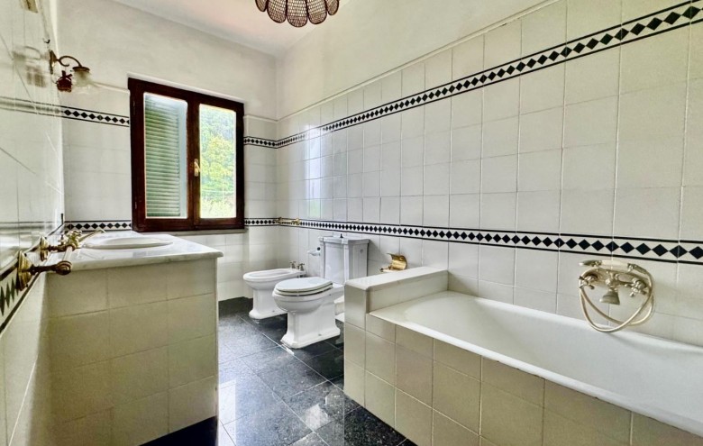 Bifamiliare in vendita a Montignoso