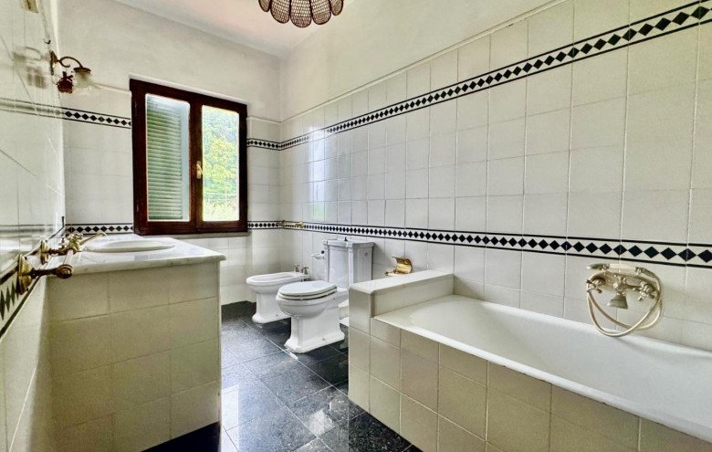 Bifamiliare in vendita a Montignoso