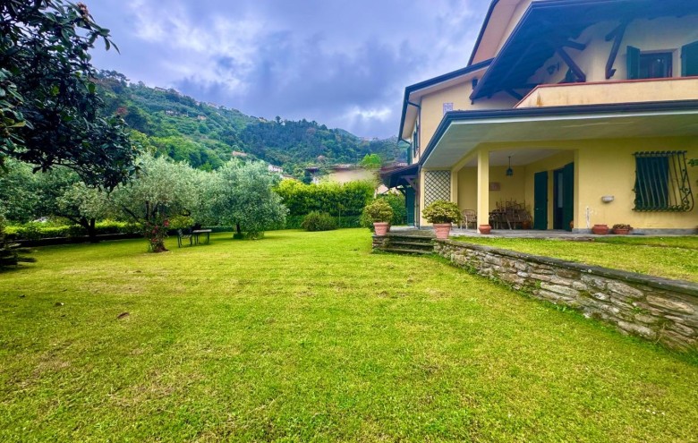 Bifamiliare in vendita a Montignoso