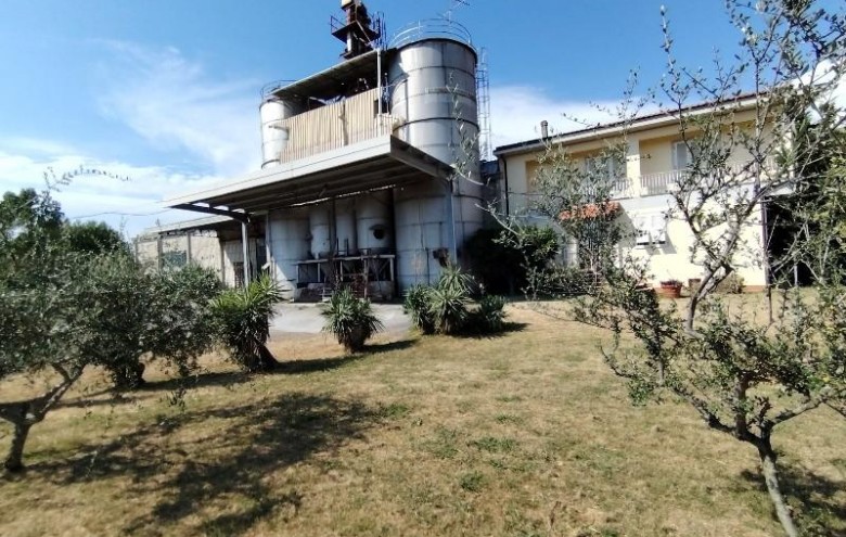 Capannone in vendita a Massa