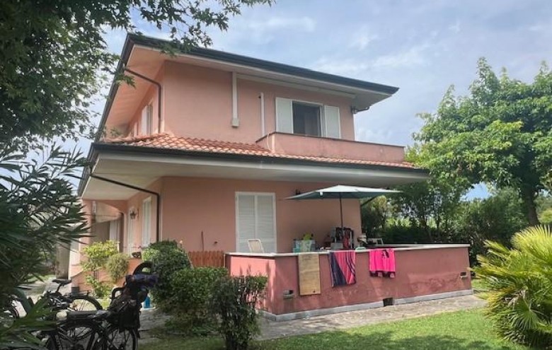 Bifamiliare in vendita a Massa