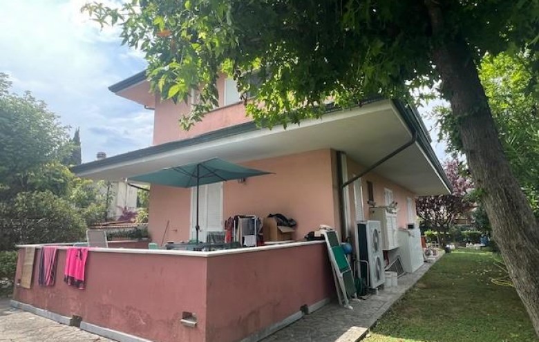 Bifamiliare in vendita a Massa